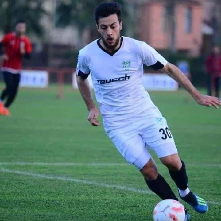 Bursa Yenişehir Belediyespor’da forma giyen 27 yaşındak futbolcu evinde kalp krizi geçirerek vefat etti. Futbol camiası yasa boğuldu. Bölgesel ...