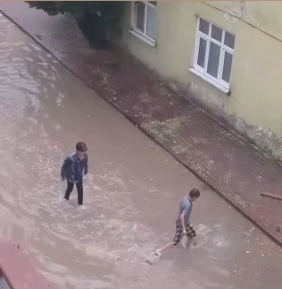 Bursa’da yaşanan şiddetli rüzgar sonrası oluşan minik hortumlar ve sağanakla birlikte gelen selin görüntüleri ortaya çıktı. Yağmur suyu sebebiyle ...