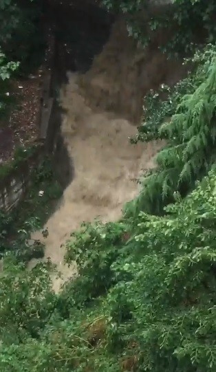 Bursa’da yaşanan şiddetli rüzgar sonrası oluşan minik hortumlar ve sağanakla birlikte gelen selin görüntüleri ortaya çıktı. Yağmur suyu sebebiyle ...