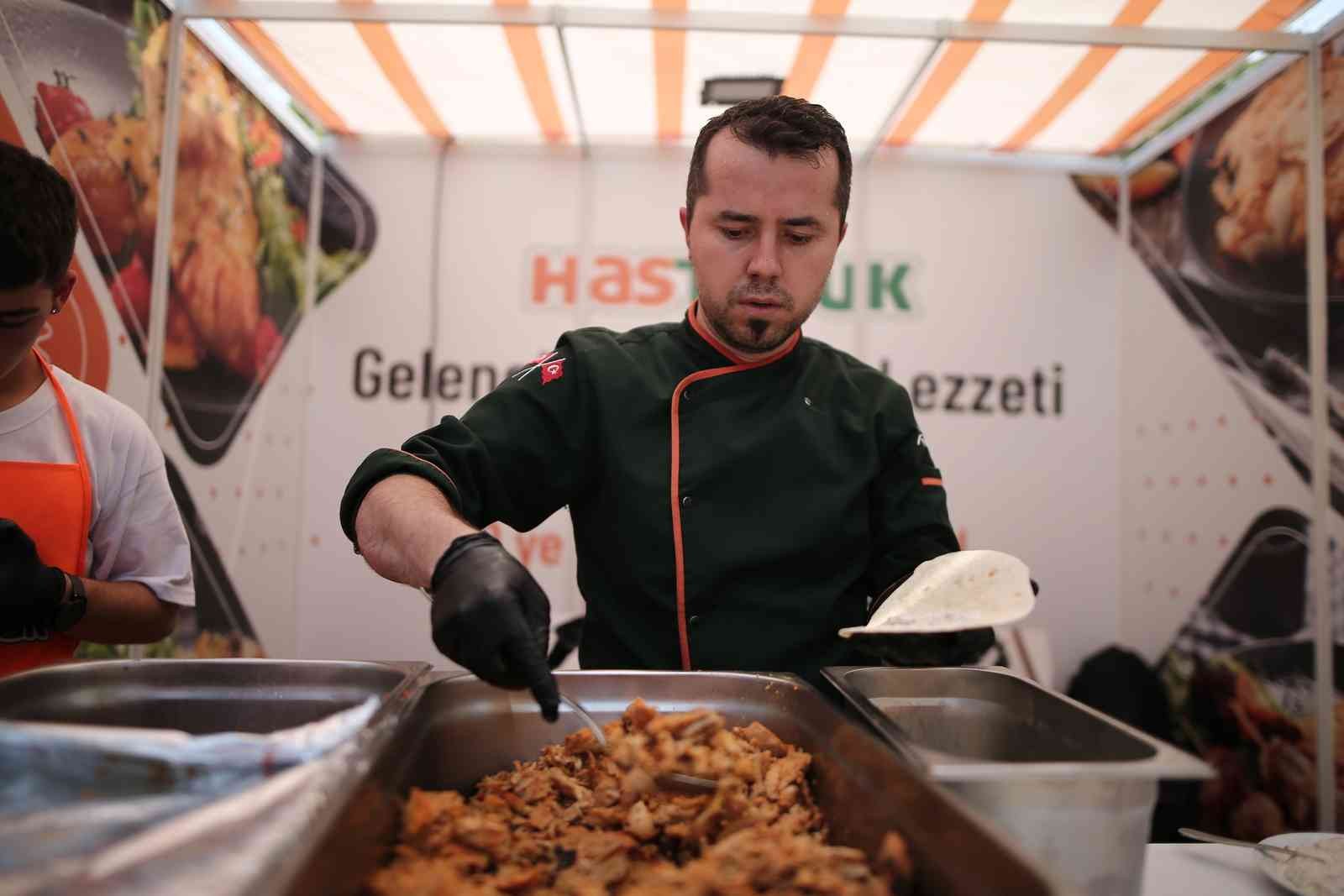 Bursa’da gerçekleştirilen GastroFes’te Türkiye’nin dört bir yanından gelen gurmeler, yeme-içme tutkunları bir araya geldi. Tüm gün sürecek ...