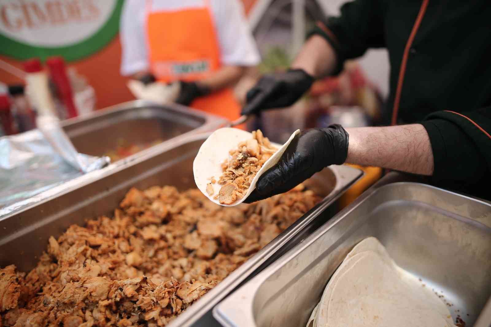 Bursa’da gerçekleştirilen GastroFes’te Türkiye’nin dört bir yanından gelen gurmeler, yeme-içme tutkunları bir araya geldi. Tüm gün sürecek ...