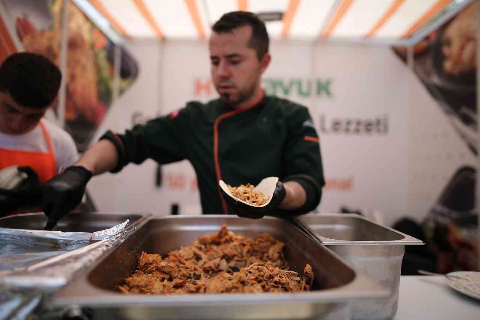 Bursa’da gerçekleştirilen GastroFes’te Türkiye’nin dört bir yanından gelen gurmeler, yeme-içme tutkunları bir araya geldi. Tüm gün sürecek ...