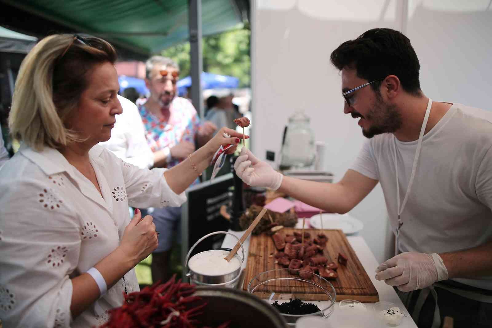 Bursa’da gerçekleştirilen GastroFes’te Türkiye’nin dört bir yanından gelen gurmeler, yeme-içme tutkunları bir araya geldi. Tüm gün sürecek ...