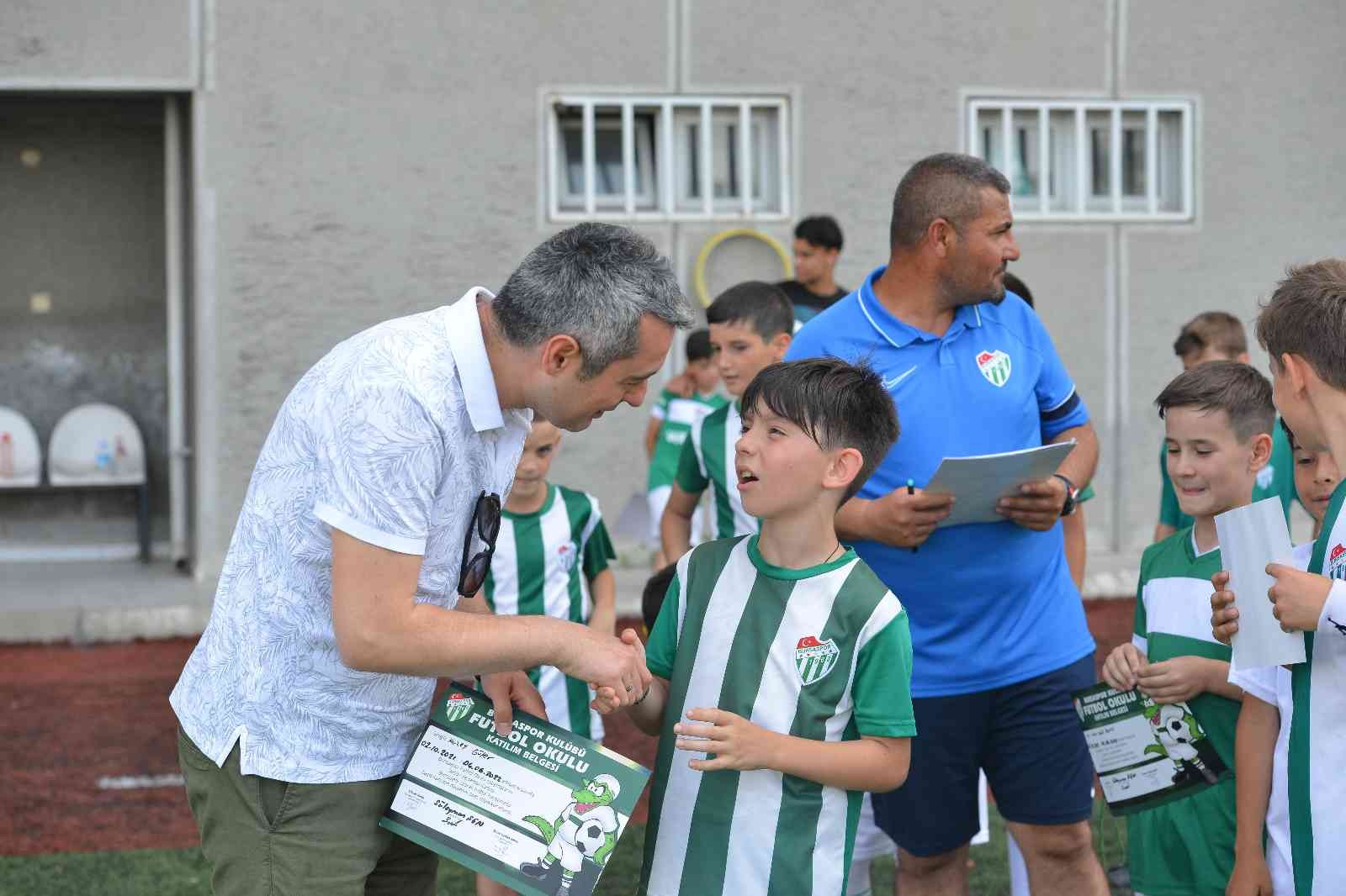 Bursaspor Futbol Okulları öğrencileri, bugün Merinos Stadı’nda düzenlenen törenle katılım sertifikalarını aldı. Bursaspor Futbol Okulu kış dönem ...