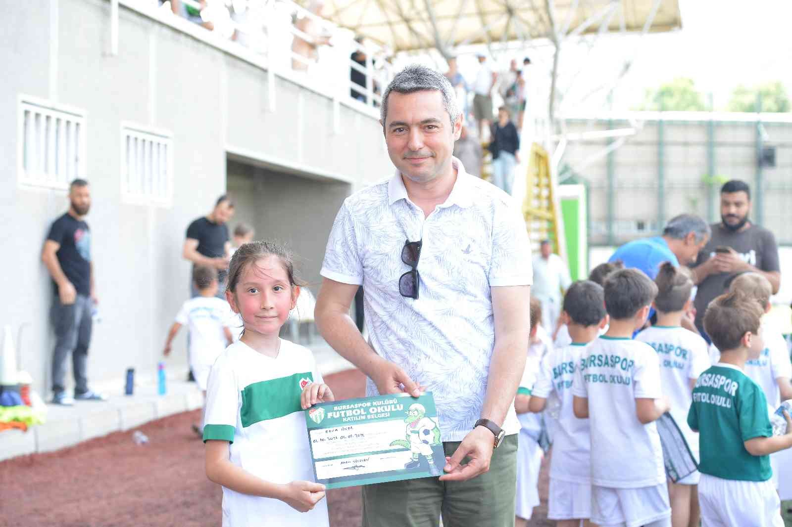 Bursaspor Futbol Okulları öğrencileri, bugün Merinos Stadı’nda düzenlenen törenle katılım sertifikalarını aldı. Bursaspor Futbol Okulu kış dönem ...