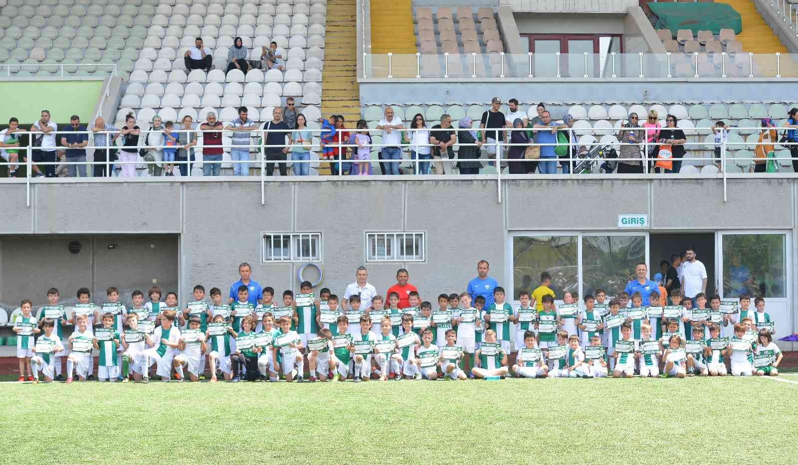 Bursaspor Futbol Okulları öğrencileri, bugün Merinos Stadı’nda düzenlenen törenle katılım sertifikalarını aldı. Bursaspor Futbol Okulu kış dönem ...