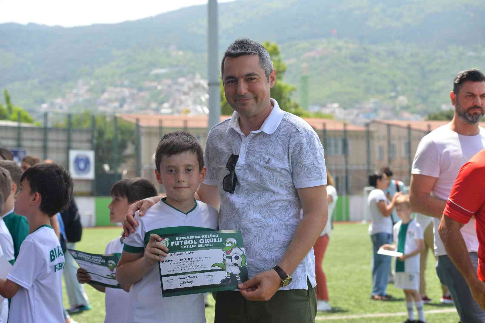 Bursaspor Futbol Okulları öğrencileri, bugün Merinos Stadı’nda düzenlenen törenle katılım sertifikalarını aldı. Bursaspor Futbol Okulu kış dönem ...