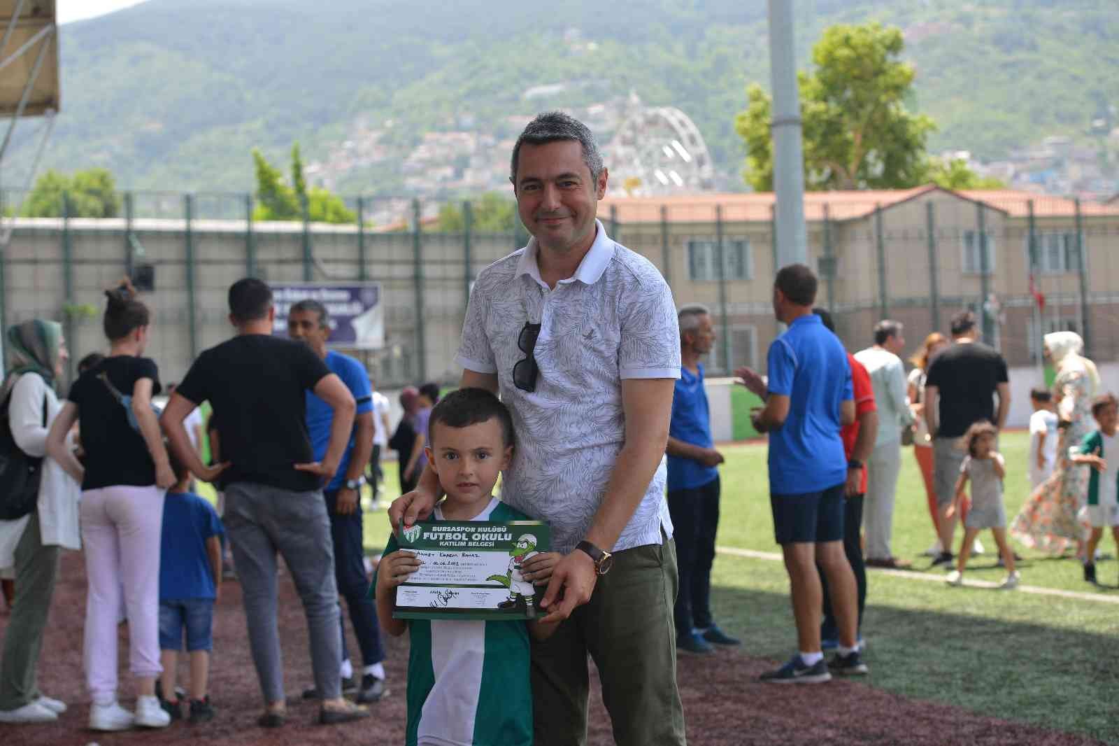 Bursaspor Futbol Okulları öğrencileri, bugün Merinos Stadı’nda düzenlenen törenle katılım sertifikalarını aldı. Bursaspor Futbol Okulu kış dönem ...