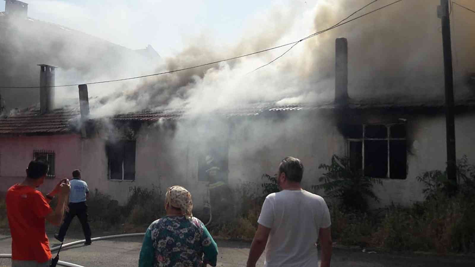 Tekirdağ’ın Çorlu ilçesinde yan yana bulunan tek katlı 4 ayrı ev alev alev yanarak kullanılamaz hale geldi. Olay, Hıdırağa Mahallesi Kiremithane ...