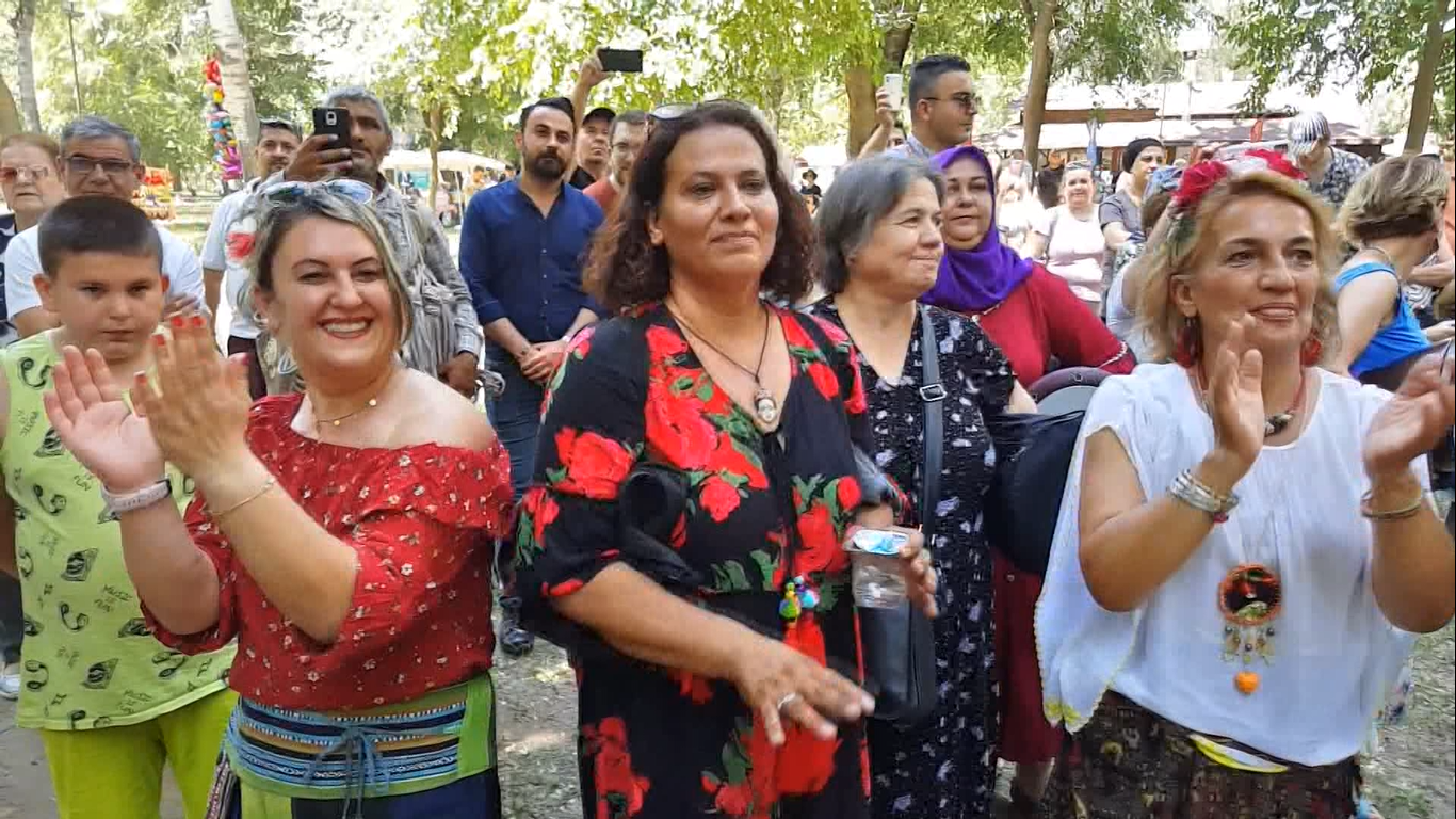 Edirne’de bu yıl ilki gerçekleştirilen ”9/8’lik Festival’de” vatandaşlar oyun havaları eşliğinde doyasıya eğlenerek renkli görüntüler oluşturdu ...