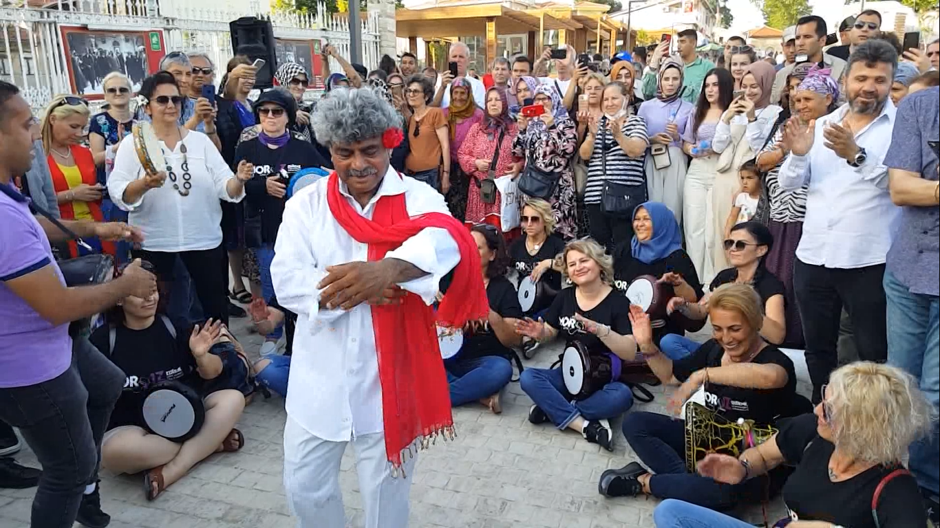 Edirne’de bu yıl ilki gerçekleştirilen ”9/8’lik Festival’de” vatandaşlar oyun havaları eşliğinde doyasıya eğlenerek renkli görüntüler oluşturdu ...