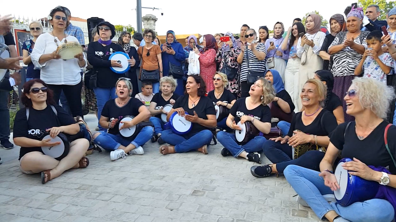 Edirne’de bu yıl ilki gerçekleştirilen ”9/8’lik Festival’de” vatandaşlar oyun havaları eşliğinde doyasıya eğlenerek renkli görüntüler oluşturdu ...