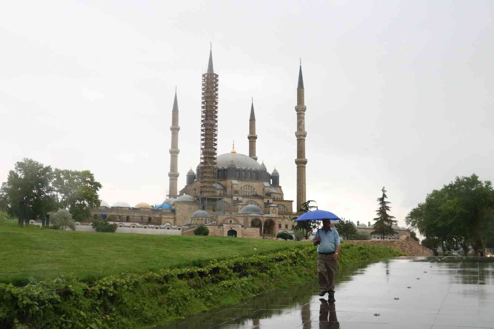 Meteoroloji Genel Müdürlüğünün uyarılarının ardından Edirne’de sağanak yağış etkisini göstermeye başladı. Meteoroloji Genel Müdürlüğünün ...