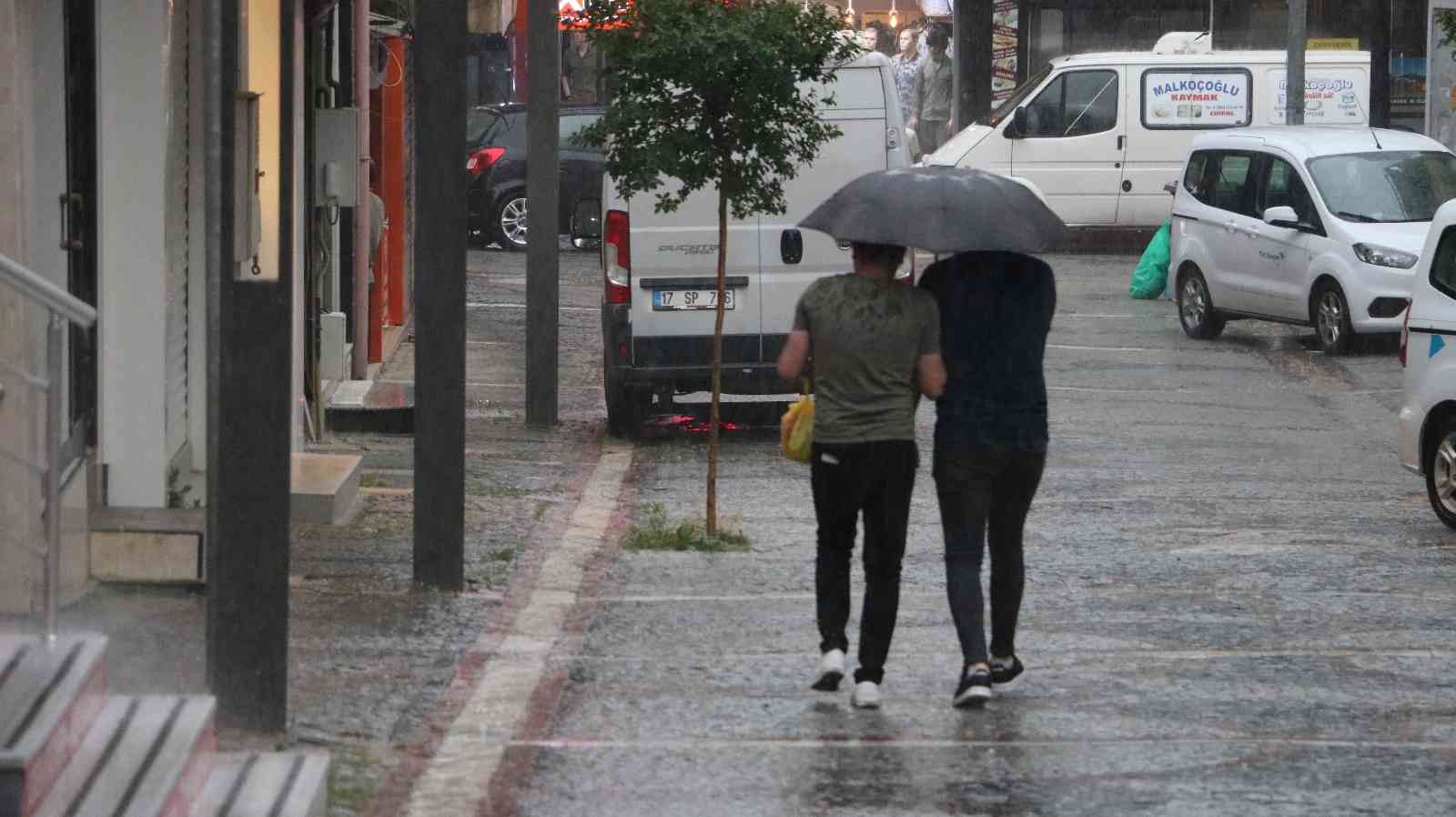 Meteoroloji Genel Müdürlüğünün uyarılarının ardından Edirne’de sağanak yağış etkisini göstermeye başladı. Meteoroloji Genel Müdürlüğünün ...