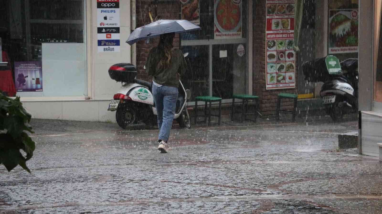 Meteoroloji Genel Müdürlüğünün uyarılarının ardından Edirne’de sağanak yağış etkisini göstermeye başladı. Meteoroloji Genel Müdürlüğünün ...