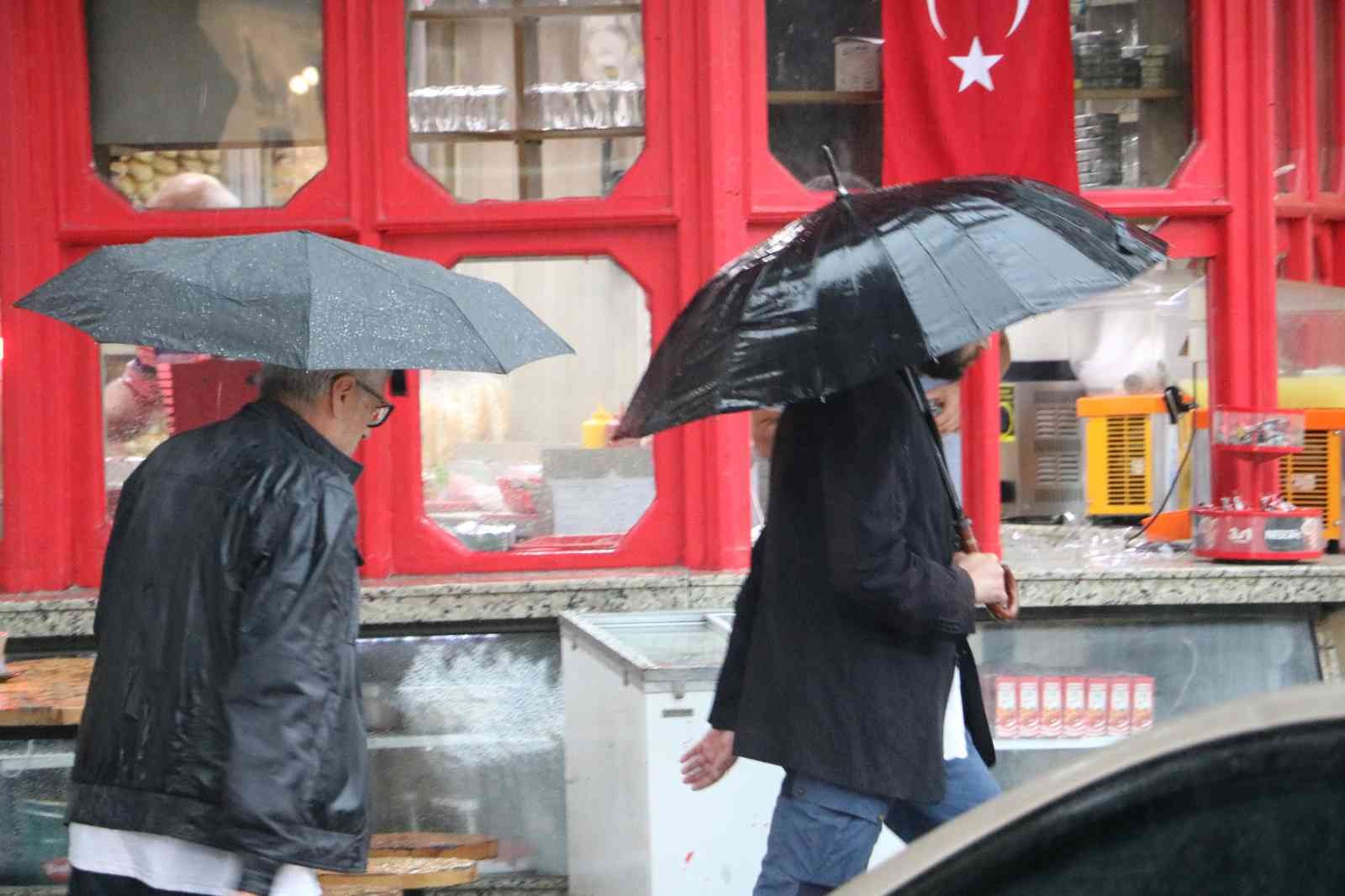 Meteoroloji Genel Müdürlüğünün uyarılarının ardından Edirne’de sağanak yağış etkisini göstermeye başladı. Meteoroloji Genel Müdürlüğünün ...