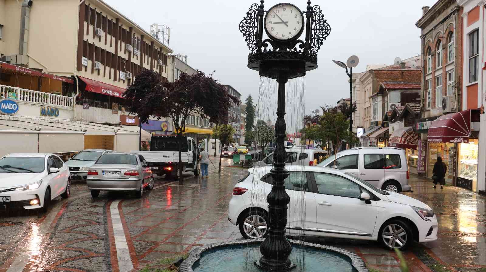 Meteoroloji Genel Müdürlüğünün uyarılarının ardından Edirne’de sağanak yağış etkisini göstermeye başladı. Meteoroloji Genel Müdürlüğünün ...