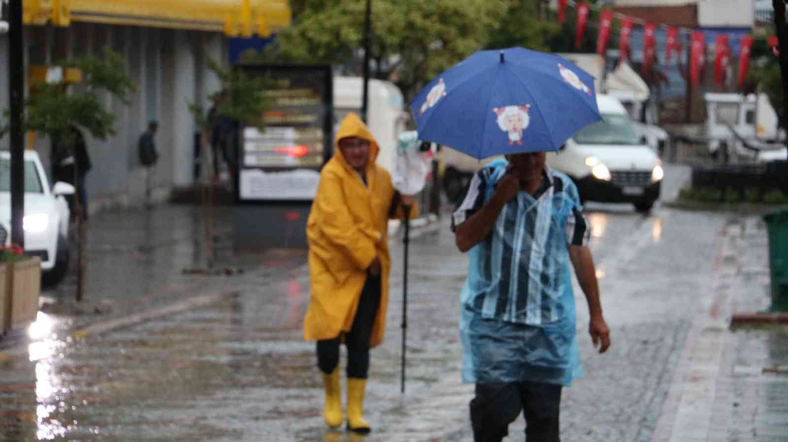 Meteoroloji Genel Müdürlüğünün uyarılarının ardından Edirne’de sağanak yağış etkisini göstermeye başladı. Meteoroloji Genel Müdürlüğünün ...