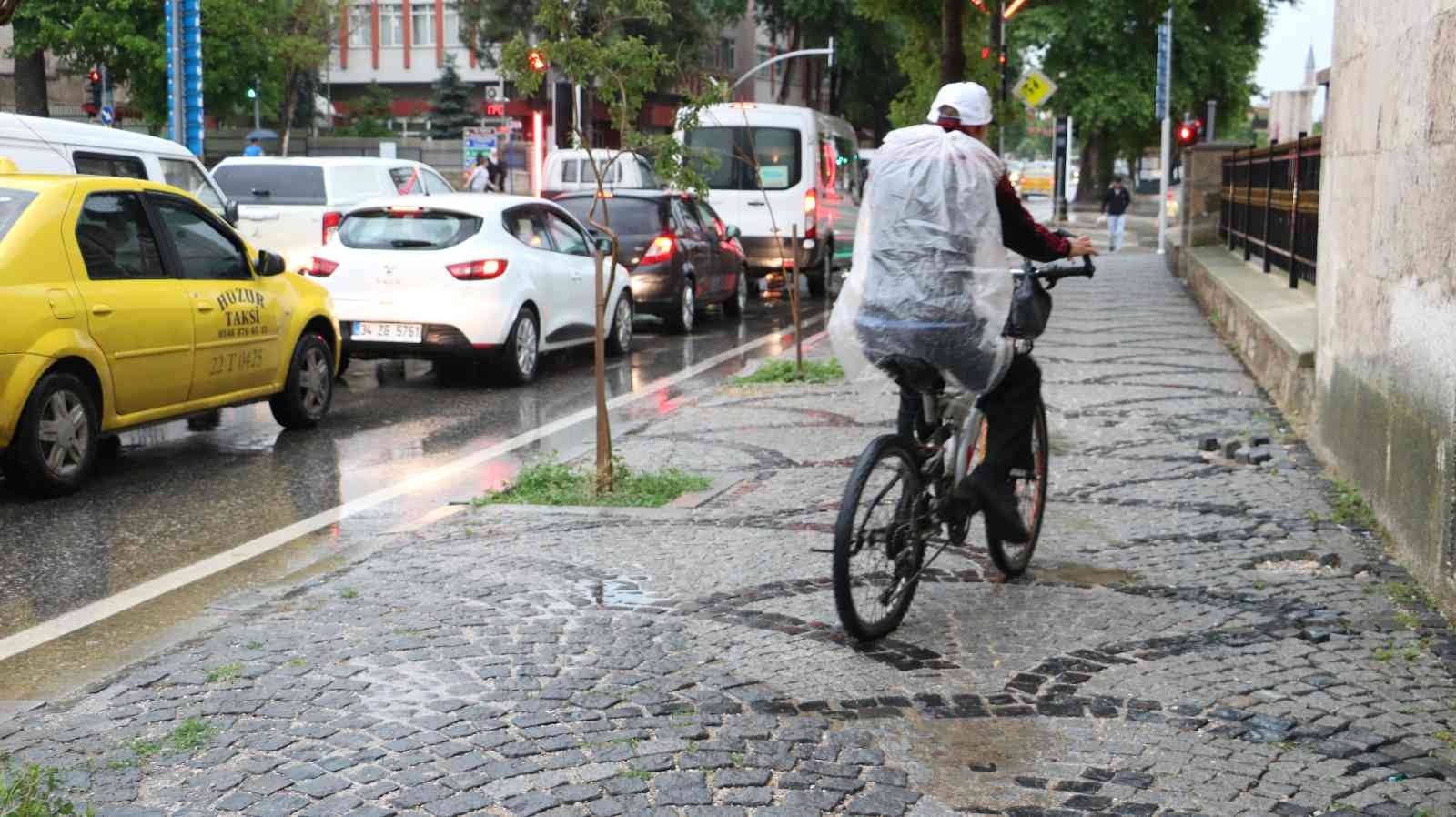 Meteoroloji Genel Müdürlüğünün uyarılarının ardından Edirne’de sağanak yağış etkisini göstermeye başladı. Meteoroloji Genel Müdürlüğünün ...