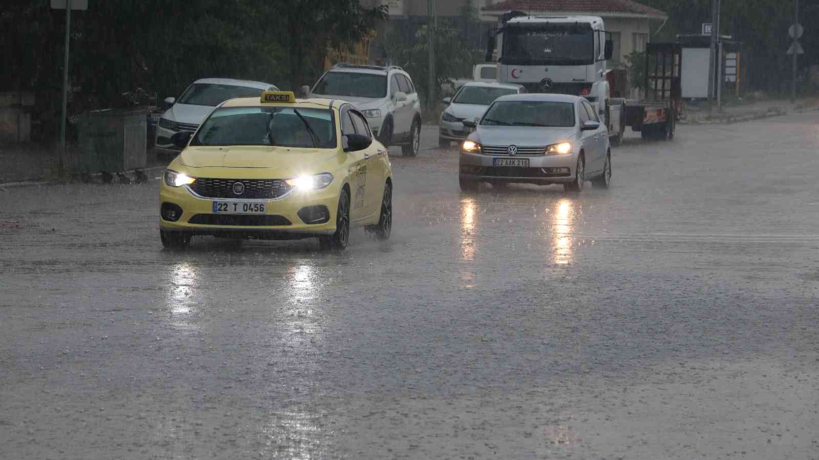 Edirne’de 2 gündür etkisini artıran sağanak yağış yolları göle çevirdi. Edirne’nin kent merkezinde 2 gündür etkisini artıran sağanak yollarda su ...