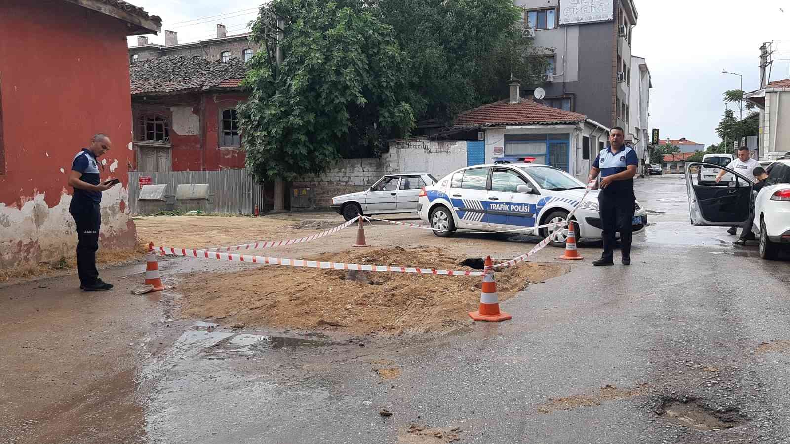 Edirne’de 2 gündür etkisini artıran sağanak yağış yolları göle çevirdi. Edirne’nin kent merkezinde 2 gündür etkisini artıran sağanak yollarda su ...