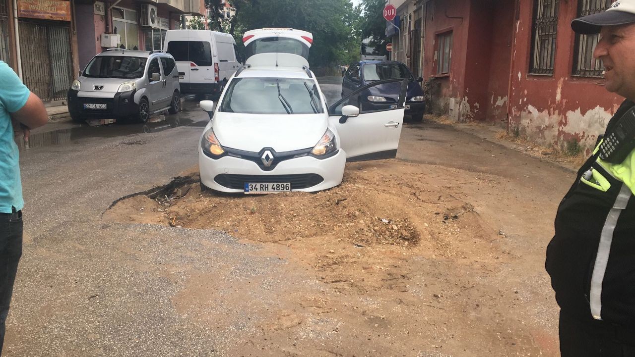 Edirne’de 2 gündür etkisini artıran sağanak yağış yolları göle çevirdi. Edirne’nin kent merkezinde 2 gündür etkisini artıran sağanak yollarda su ...