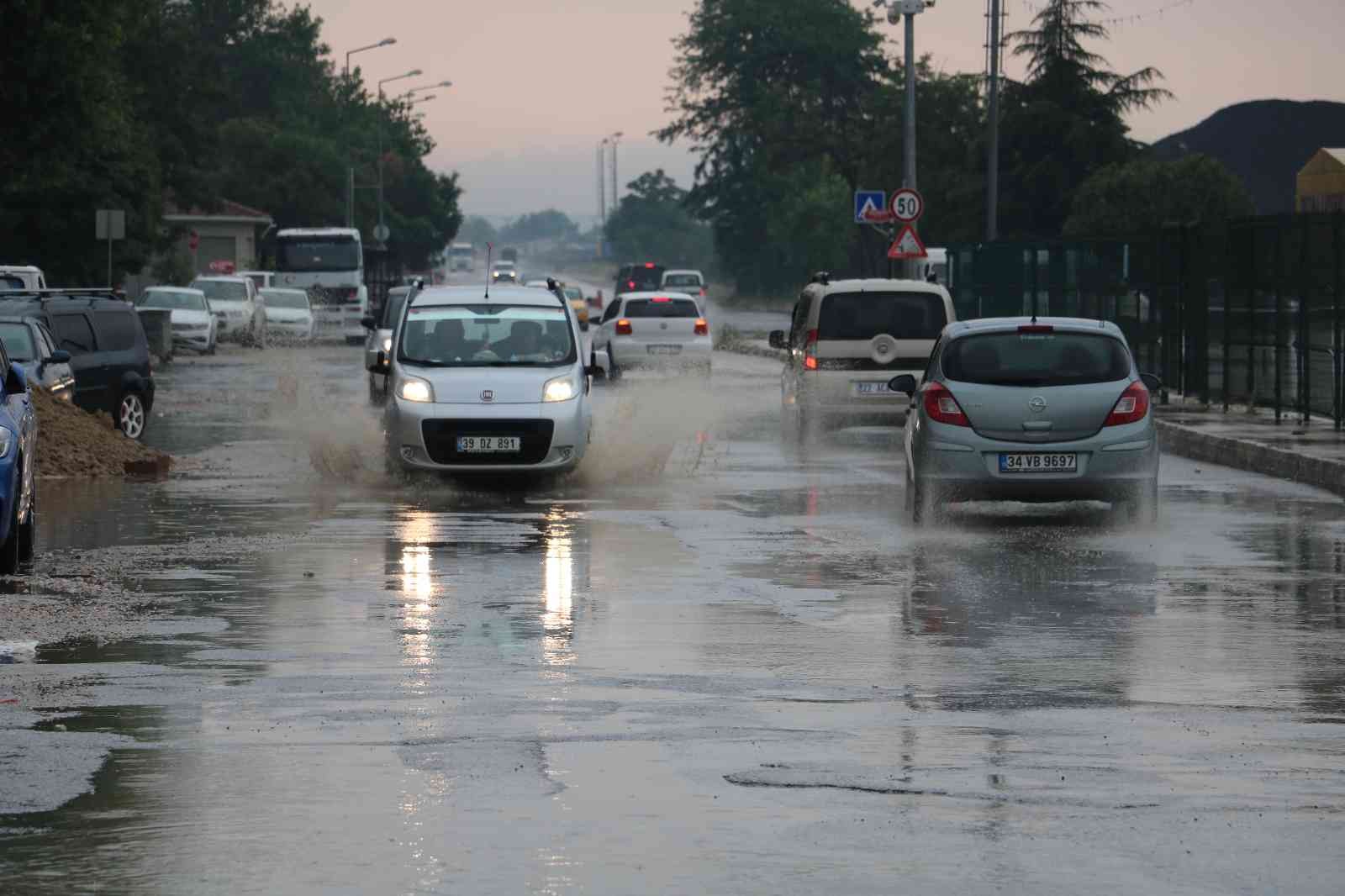 Edirne’de 2 gündür etkisini artıran sağanak yağış yolları göle çevirdi. Edirne’nin kent merkezinde 2 gündür etkisini artıran sağanak yollarda su ...