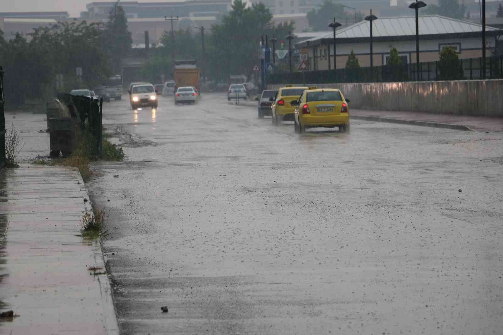 Edirne’de 2 gündür etkisini artıran sağanak yağış yolları göle çevirdi. Edirne’nin kent merkezinde 2 gündür etkisini artıran sağanak yollarda su ...