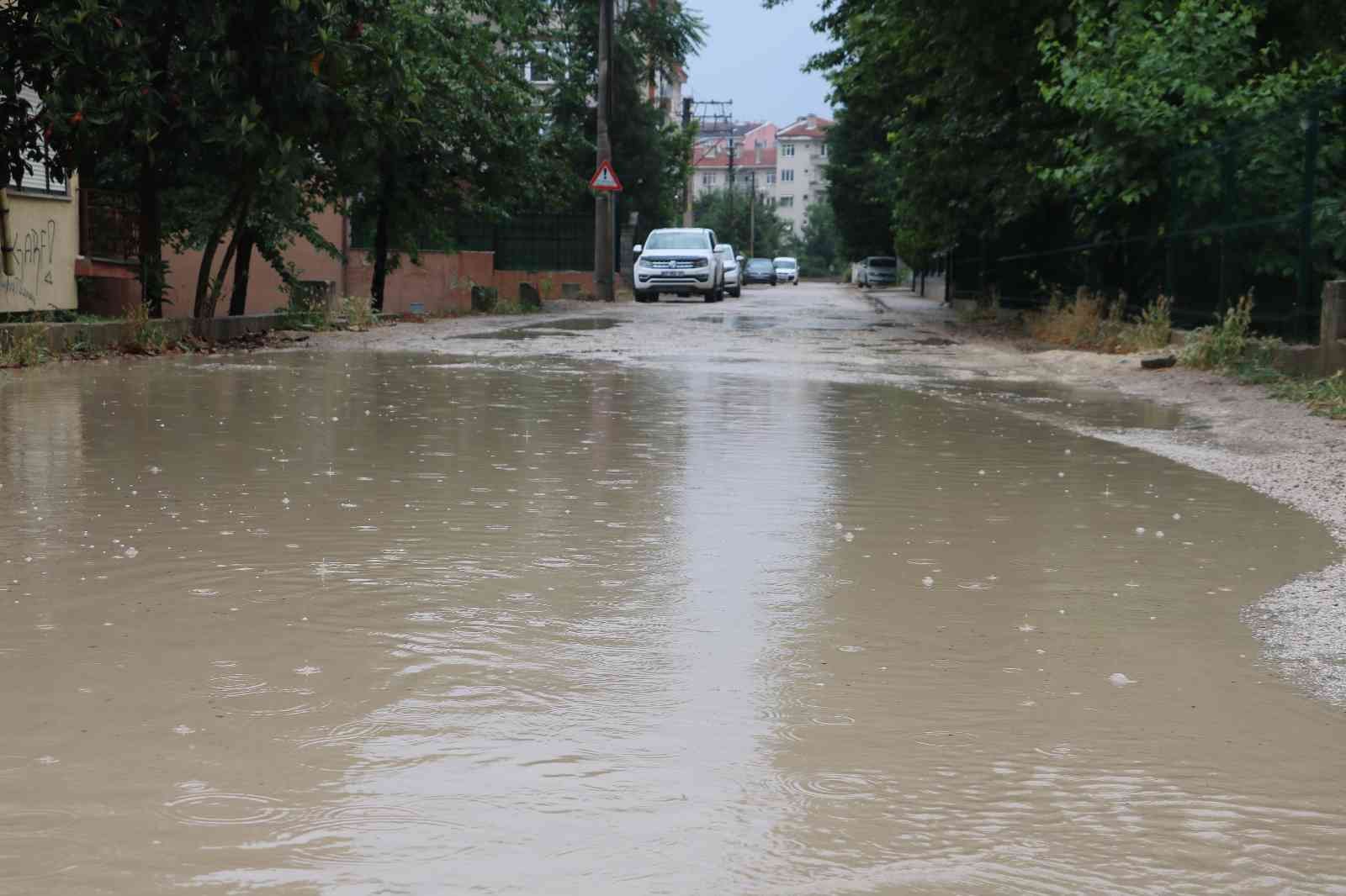 Edirne’de 2 gündür etkisini artıran sağanak yağış yolları göle çevirdi. Edirne’nin kent merkezinde 2 gündür etkisini artıran sağanak yollarda su ...