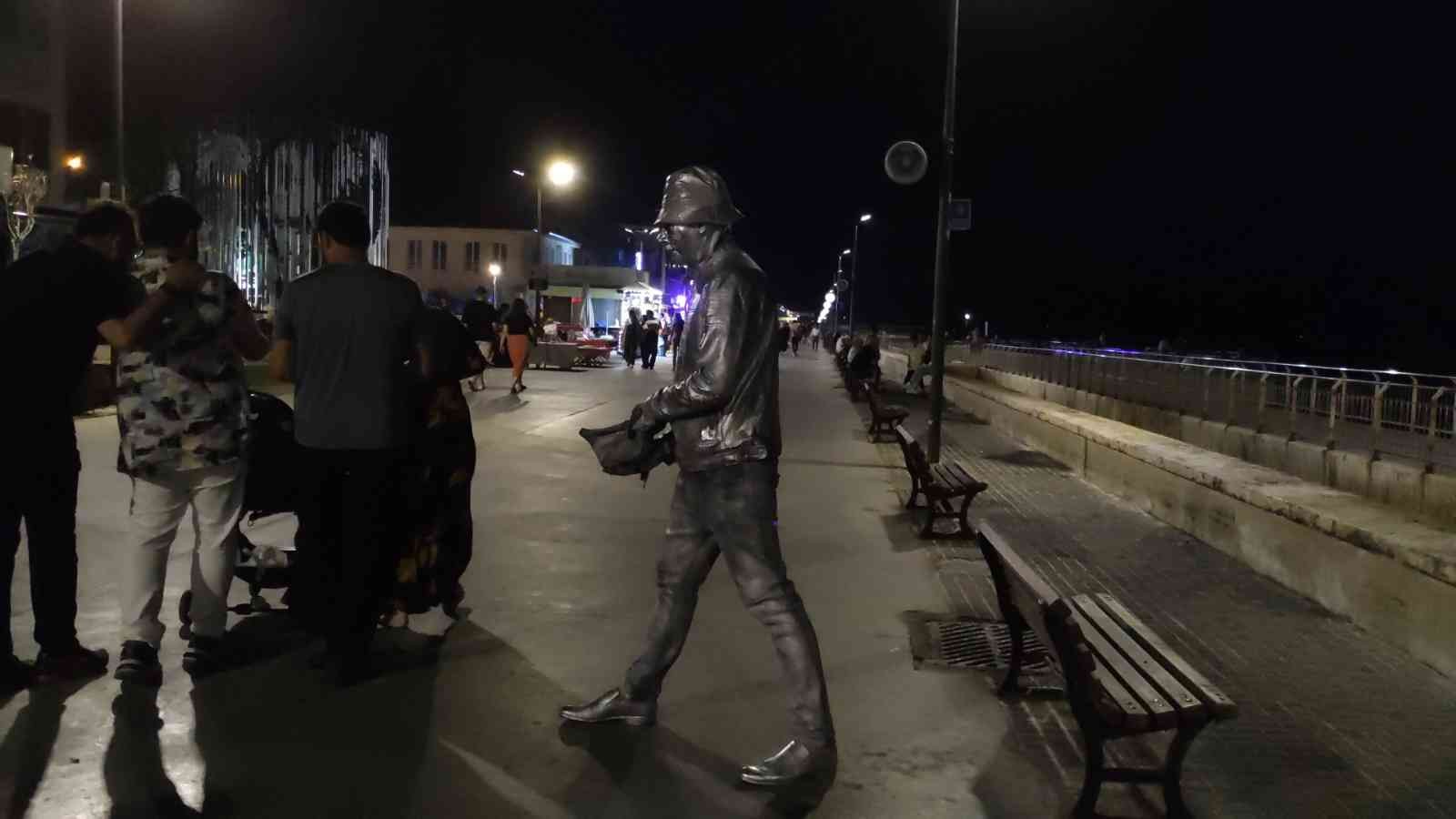 Bursa’da canlı heykel sanatçısı Erkan Öner: saatlerce kıpırdamadan durarak ekmeğini çıkartıyor. "Canlı heykel sanatçılığına" başlayan ve bir ...