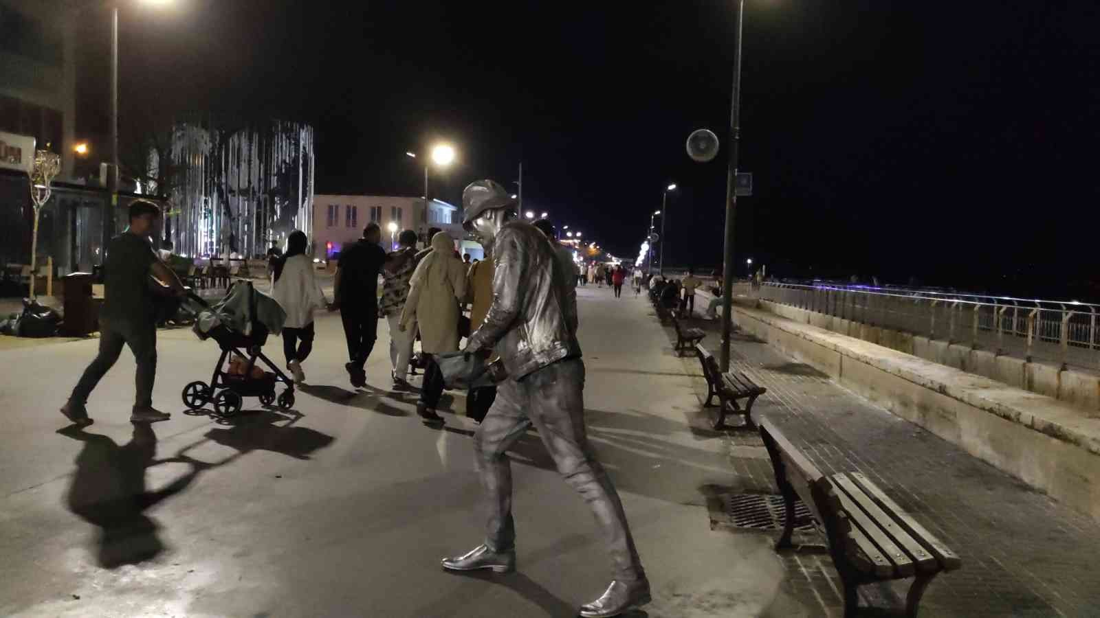 Bursa’da canlı heykel sanatçısı Erkan Öner: saatlerce kıpırdamadan durarak ekmeğini çıkartıyor. "Canlı heykel sanatçılığına" başlayan ve bir ...