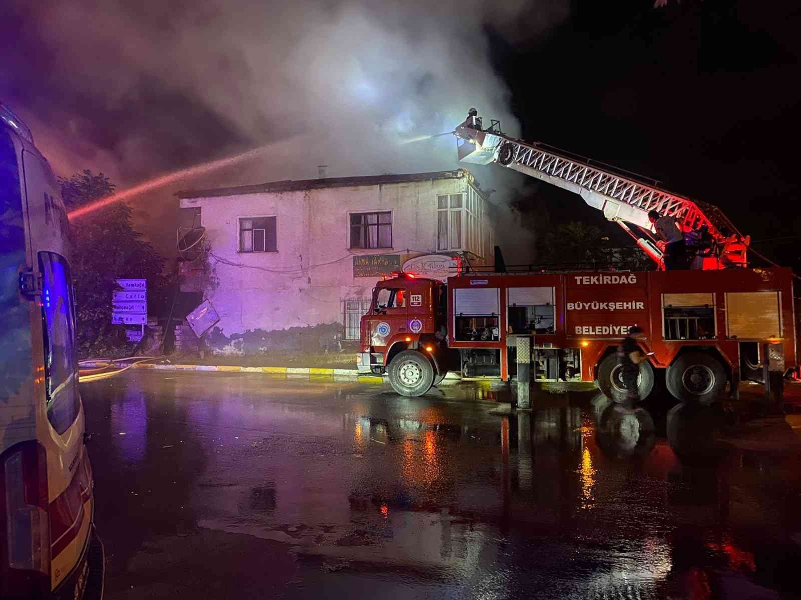 Tekirdağ’da iki katlı bir evde, elektrik panosundaki şase sebebiyle yangın çıktı. Yangında şans eseri yaralanan olmazken, evin büyük bir kısmı ...