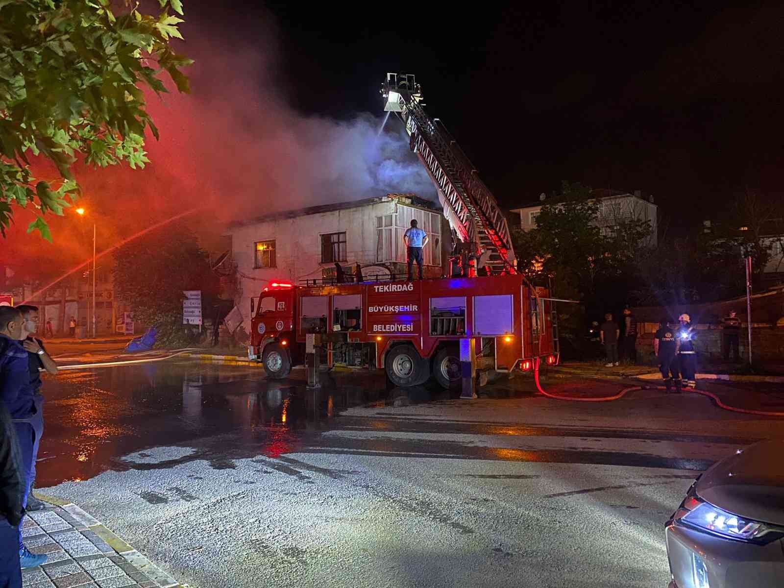 Tekirdağ’da iki katlı bir evde, elektrik panosundaki şase sebebiyle yangın çıktı. Yangında şans eseri yaralanan olmazken, evin büyük bir kısmı ...