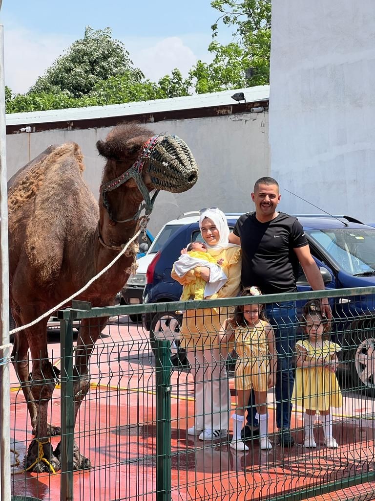 Sakarya’nın Geyve ilçesinde esnaflık yapan ve erkek çocuğu olduğu takdirde deve kurban etme adağında bulunan şahıs, sözünü tuttu. Aflal ve Afra ...