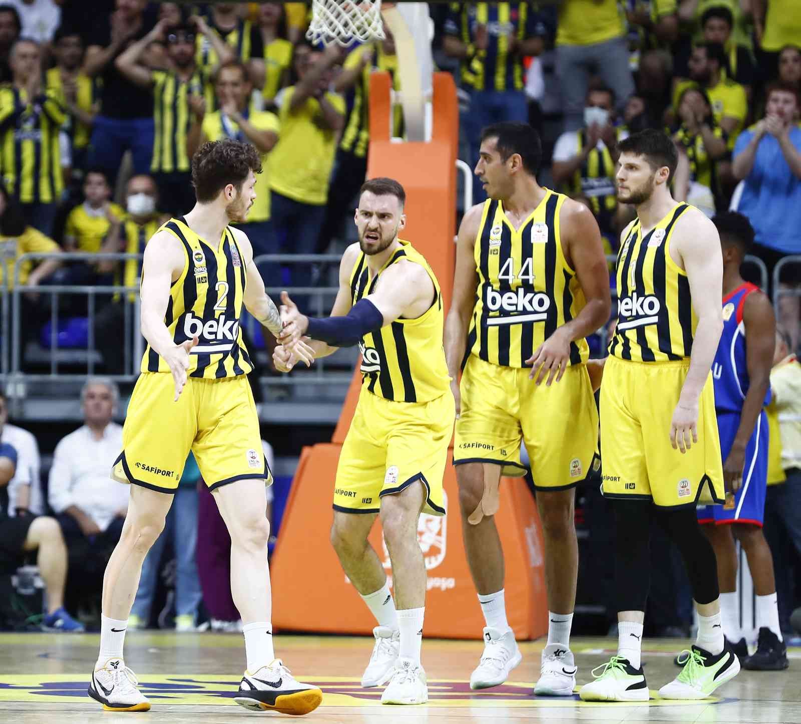 ING Basketbol Süper Ligi final serisinde Fenerbahçe evinde karşılaştığı A. Efes’i 93-78 yenerek seriyi 2-0’a getirdi. Basketbol Süper Ligi play ...