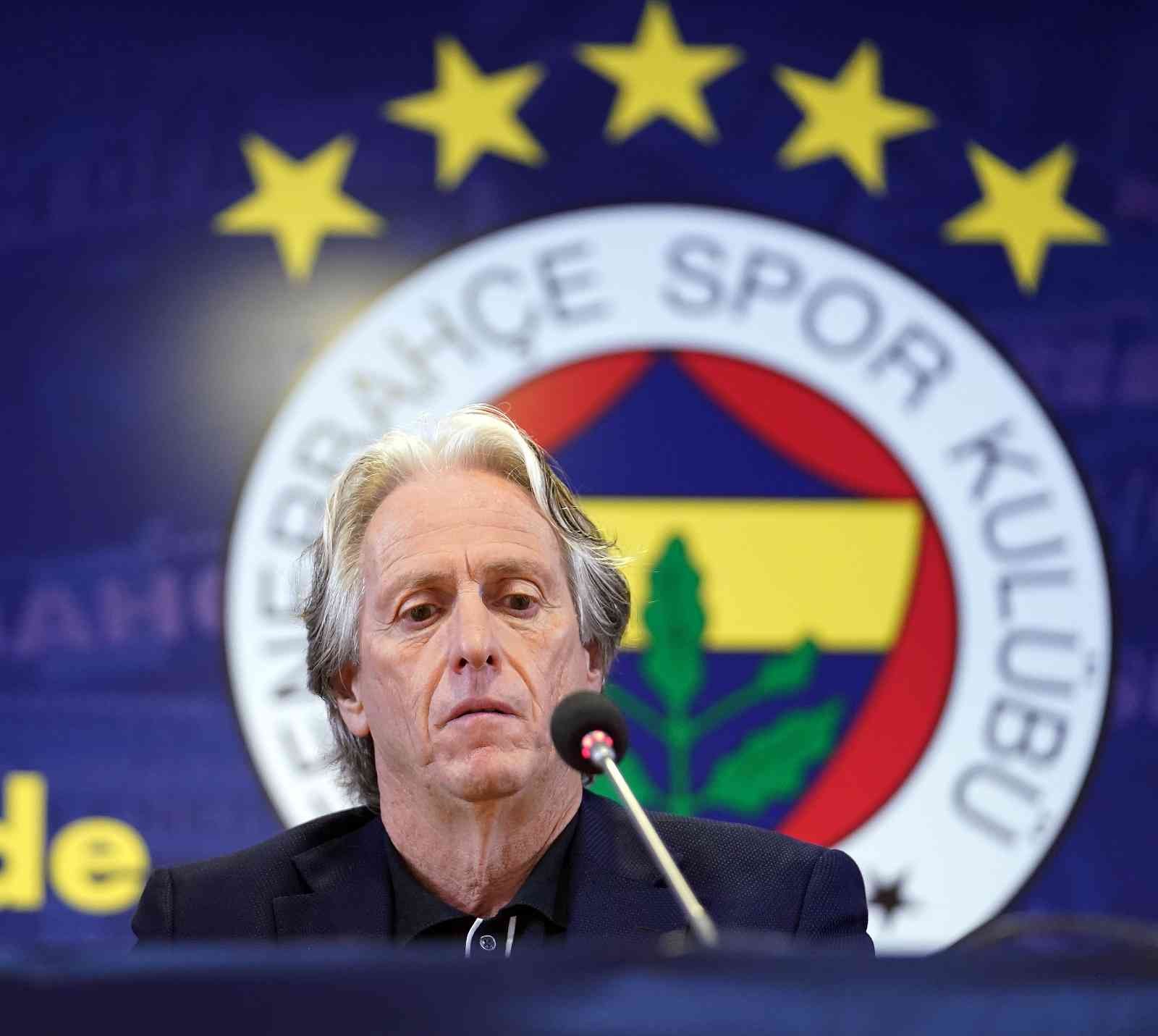 Fenerbahçe Teknik Direktörü Jorge Jesus, ”Ben kendi ekibime güveniyorum. Futbolcuların, teknik ekibin çok iyi olabilmesi için en iyi imkanlara ...