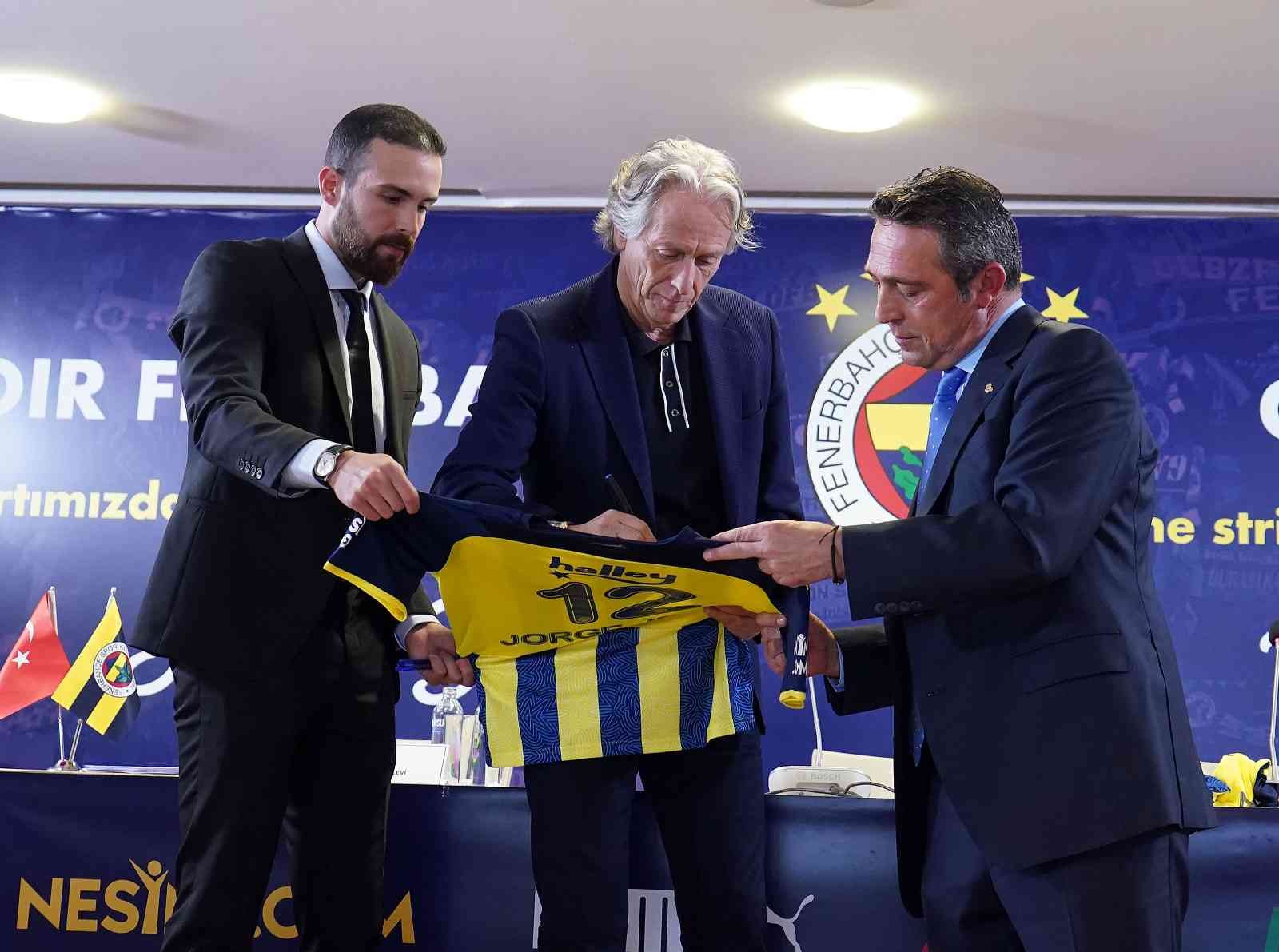 Fenerbahçe Teknik Direktörü Jorge Jesus, ”Ben kendi ekibime güveniyorum. Futbolcuların, teknik ekibin çok iyi olabilmesi için en iyi imkanlara ...