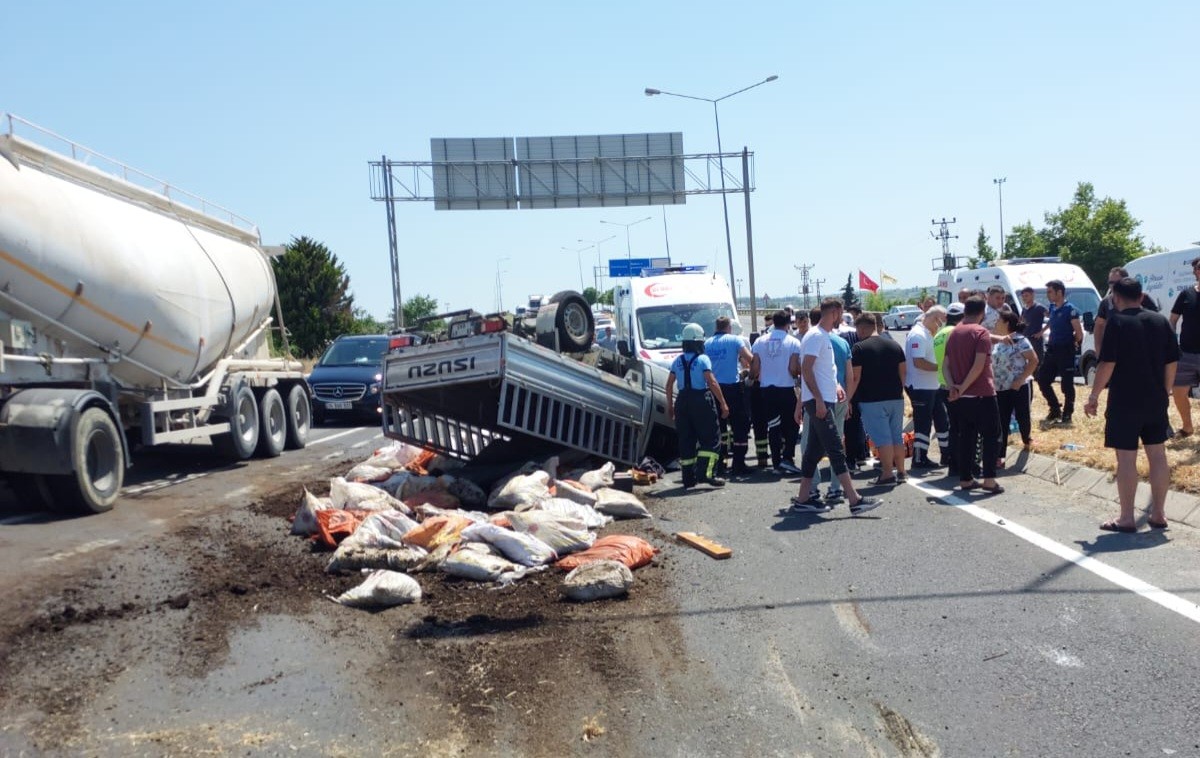 Tekirdağ’ın Süleymanpaşa ilçesinde meydana gelen kazada freni boşalan kamyonet dehşet saçarken kamyonetteki 3 kişi yaralandı. Kamyonetin ...