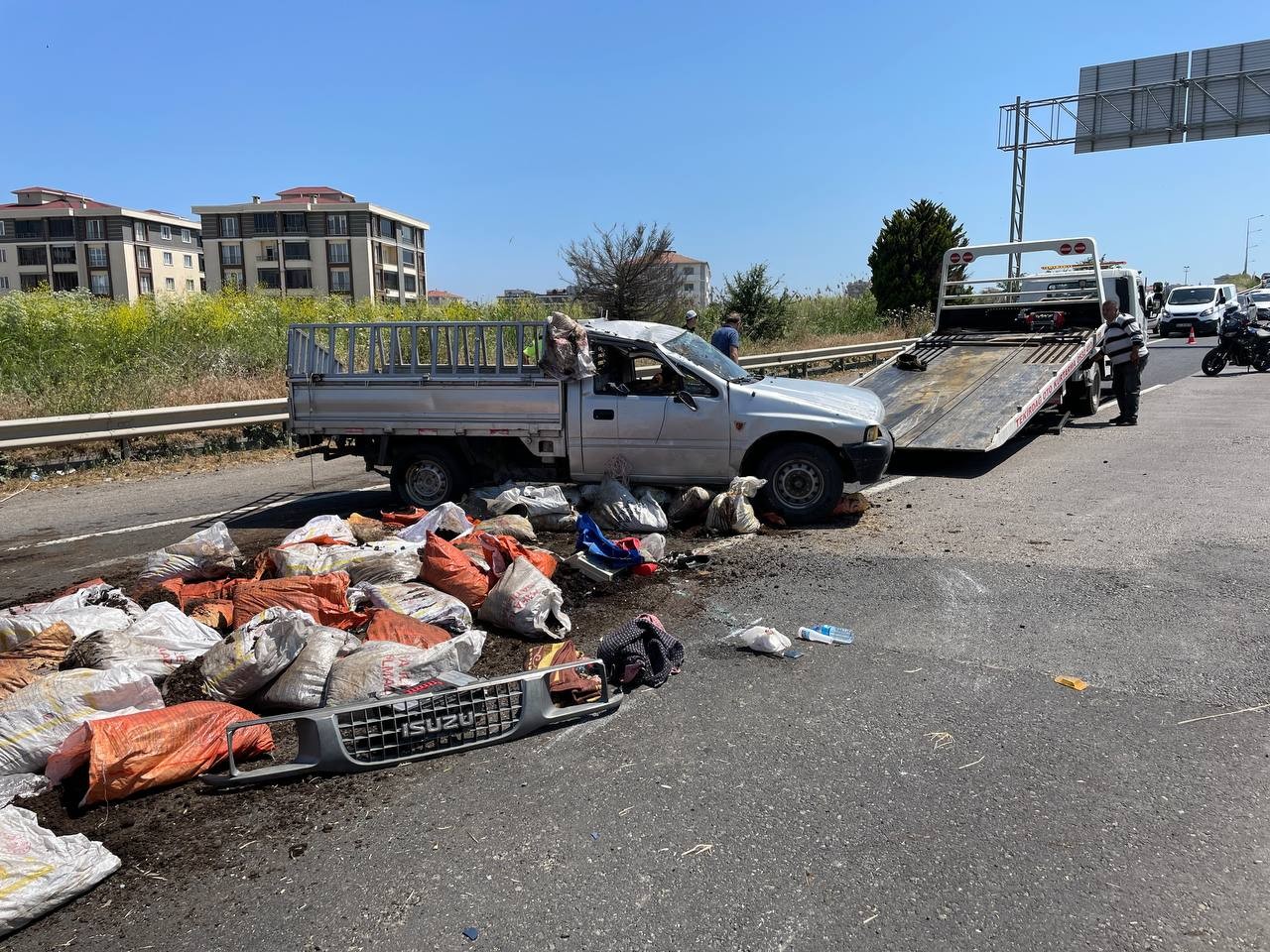 Tekirdağ’ın Süleymanpaşa ilçesinde meydana gelen kazada freni boşalan kamyonet dehşet saçarken kamyonetteki 3 kişi yaralandı. Kamyonetin ...