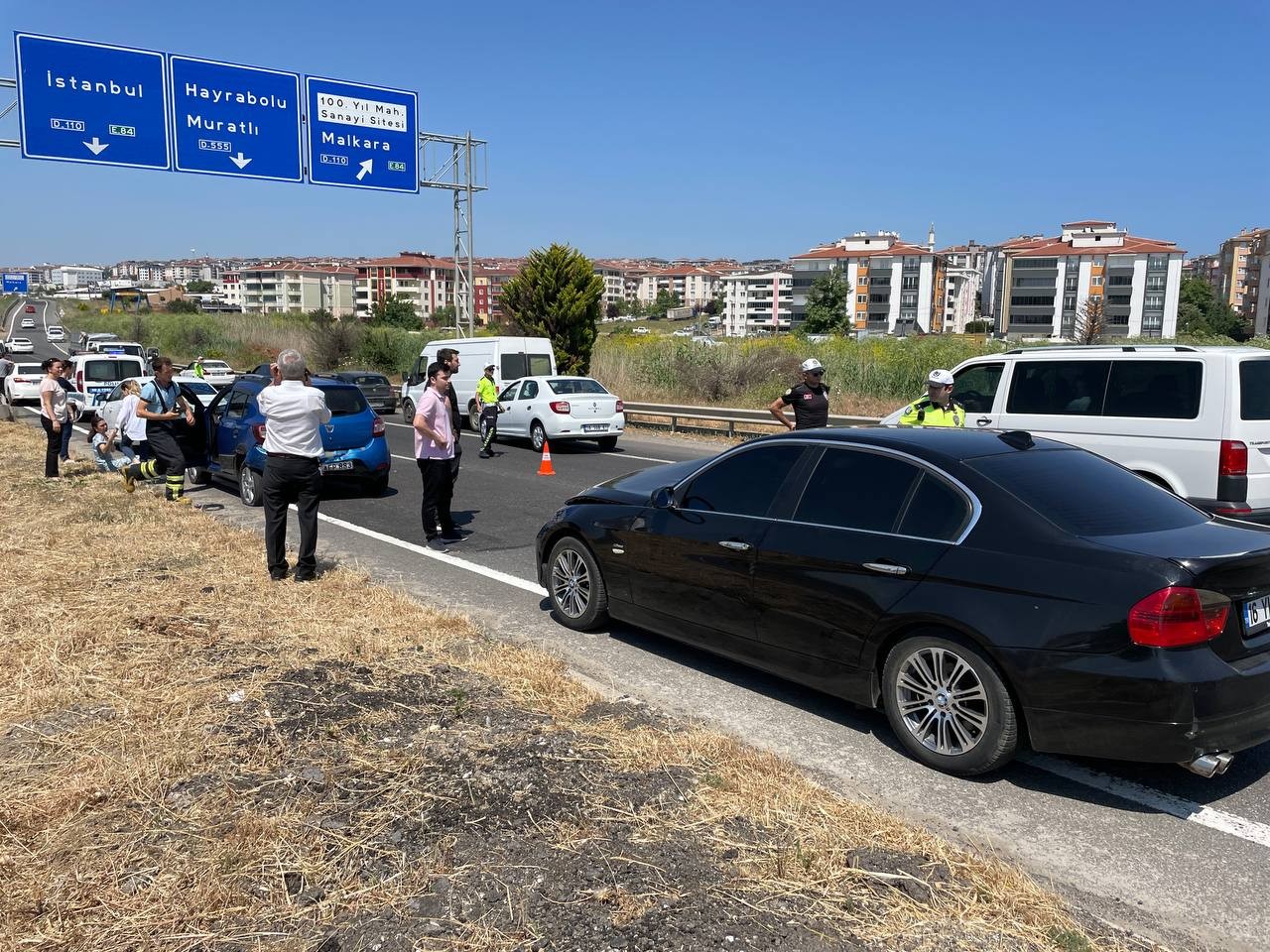 Tekirdağ’ın Süleymanpaşa ilçesinde meydana gelen kazada freni boşalan kamyonet dehşet saçarken kamyonetteki 3 kişi yaralandı. Kamyonetin ...