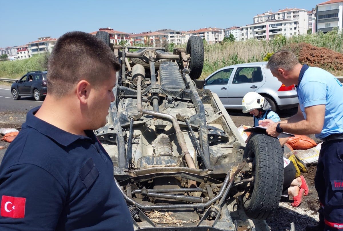 Tekirdağ’ın Süleymanpaşa ilçesinde meydana gelen kazada freni boşalan kamyonet dehşet saçarken kamyonetteki 3 kişi yaralandı. Kamyonetin ...