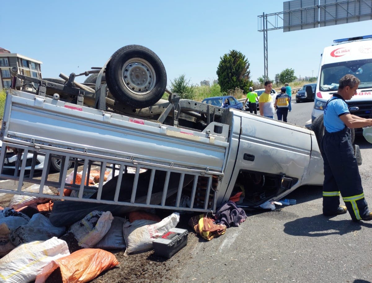 Tekirdağ’ın Süleymanpaşa ilçesinde meydana gelen kazada freni boşalan kamyonet dehşet saçarken kamyonetteki 3 kişi yaralandı. Kamyonetin ...