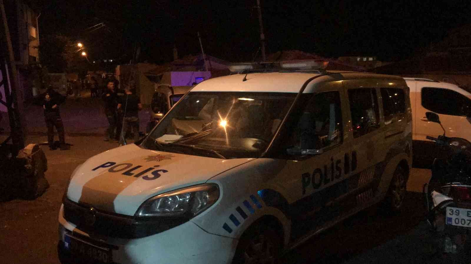 Kırklareli’de hırsızlık iddiasıyla gözaltına alınan şüphelinin yakınları polise tepki gösterdi, 1 polis memuru yaralandı. Alınan bilgiye göre ...