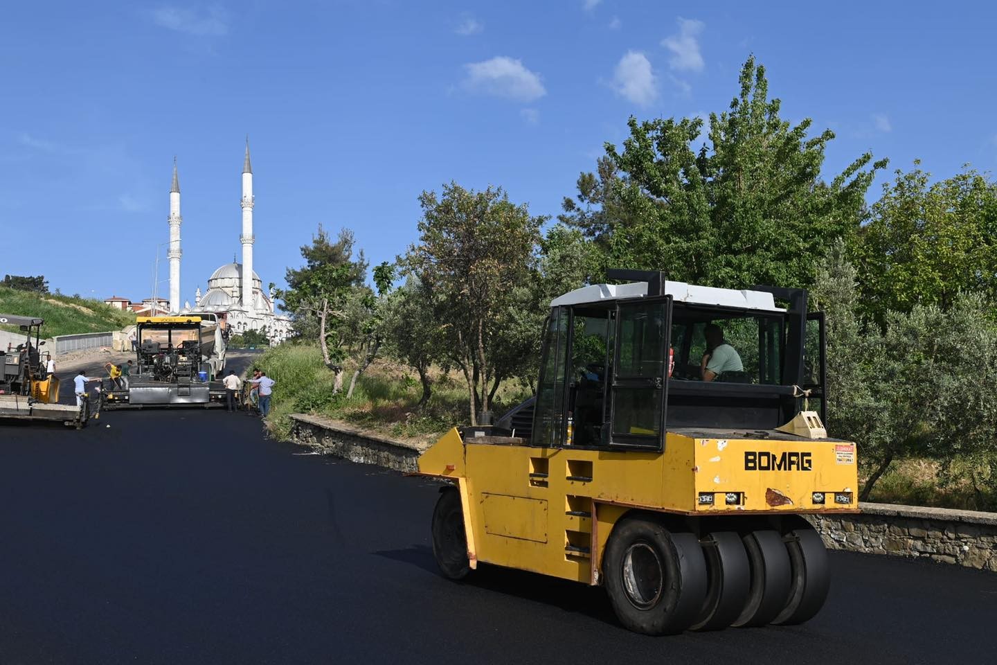 Tekirdağ’da havaların ısınmasıyla kolları sıvayan Süleymanpaşa Belediyesi asfalt çalışmalarına başladı. Tekirdağ’ın Süleymanpaşa ilçesinde ‘1 ...