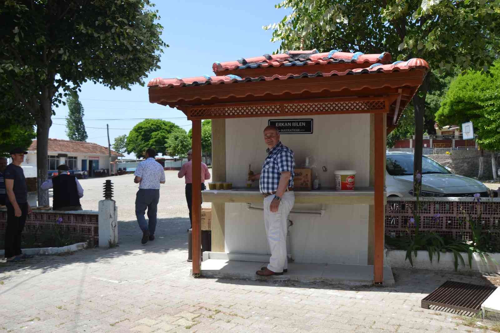 Çanakkale’nin Biga ilçesine bağlı Işıkeli köyünde hayırsever bir vatandaşın yaptırdığı çeşmenin kurnasından çorba akıyor. Aynı zamanda sıcak ...