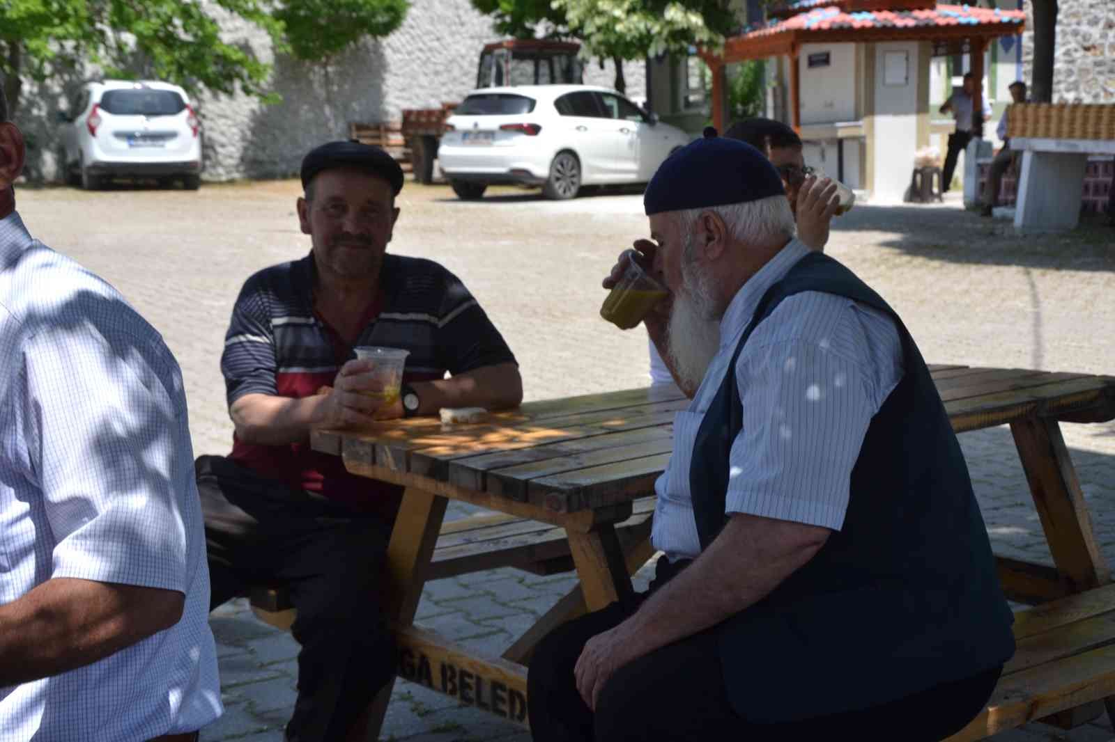 Çanakkale’nin Biga ilçesine bağlı Işıkeli köyünde hayırsever bir vatandaşın yaptırdığı çeşmenin kurnasından çorba akıyor. Aynı zamanda sıcak ...