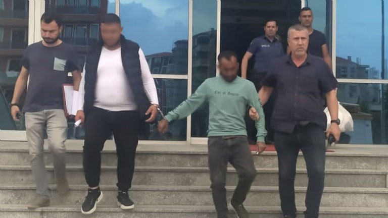 Edirne’nin Keşan ilçesinde hırsızlık suçundan aranan firari, polise yakalandı. Üzerinden uyuşturucu çıkan şahıs cezaevine gönderildi. Edinilen ...