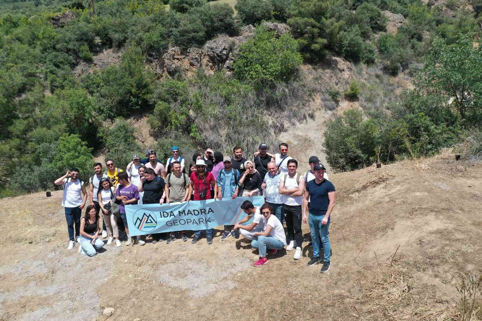 Türkiye’de UNESCO’ya aday gösterilen İDA-MADRA Jeoparkı üniversitelerin arazi eğitimlerinde gözde mekanlarından biri haline geldi. Çanakkale ve ...