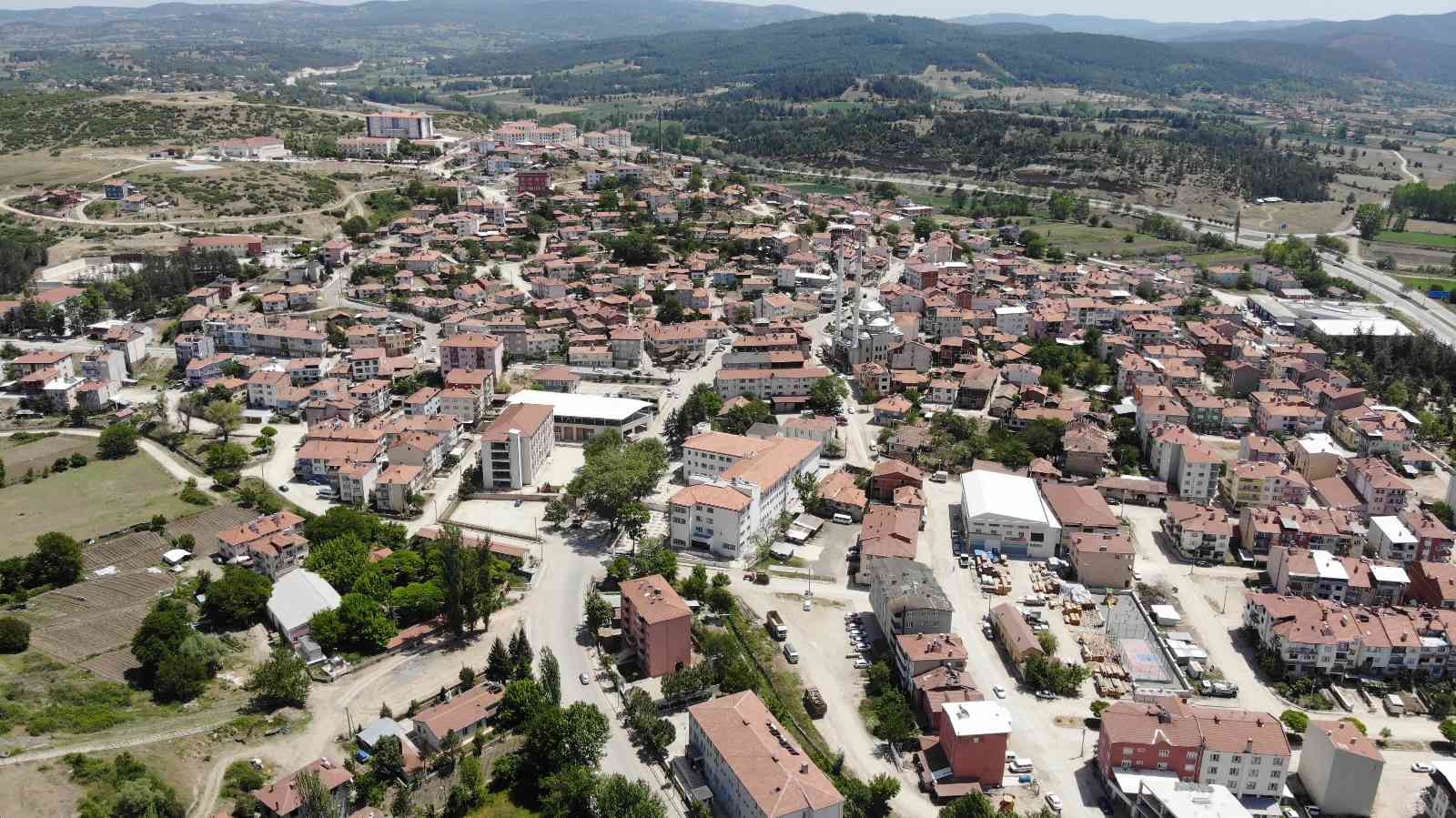 Bursa’nın Harmancık ilçesinin ilk ve tek bayan şoförü yolların tozunu atıyor. Yıllardır aynı ilçede yaşayan Hülya Çelik, üniversiteyi bitirdikten ...