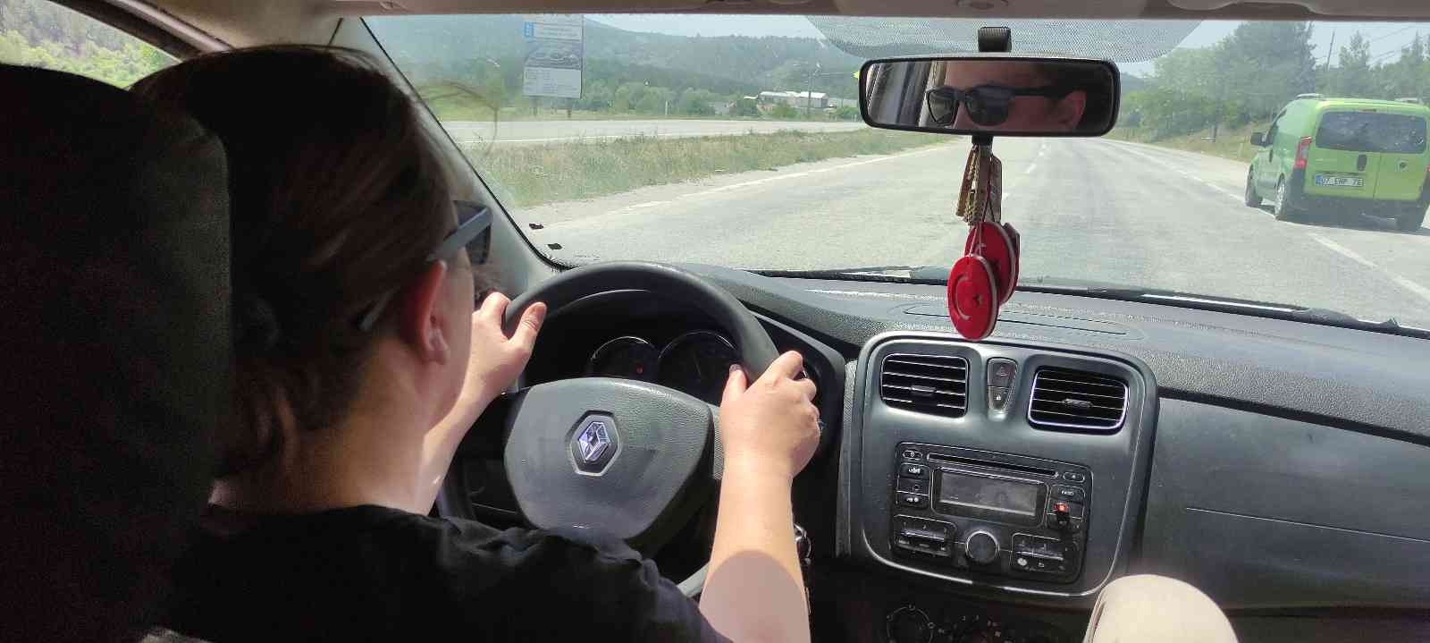 Bursa’nın Harmancık ilçesinin ilk ve tek bayan şoförü yolların tozunu atıyor. Yıllardır aynı ilçede yaşayan Hülya Çelik, üniversiteyi bitirdikten ...